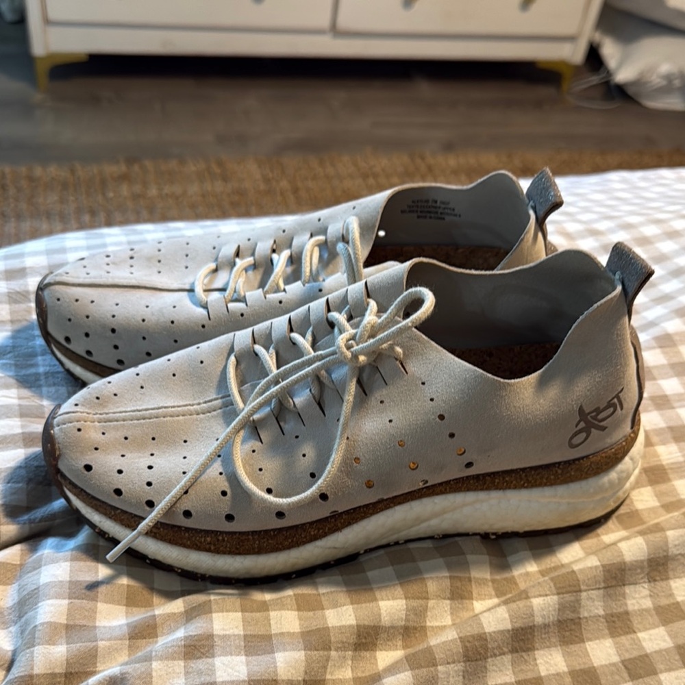 Casual Perforated Lace-Up Sneakers in Light Gray